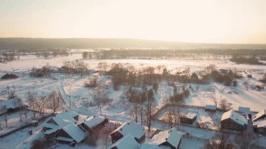 Kış güneşli günü köyde