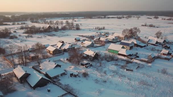 Деревенские дома зимой — стоковое видео