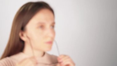 Tanımlanamayan bir kadının gözlüğünü çıkarıp yorgun gözlerini ovalarken çekilen yumuşak odaklı fotoğrafı. Bulanık görme, göz yorgunluğu ve düzeltilmeye ihtiyaç duyma kavramı. Metin veya markalaşma için boşluk kopyala.