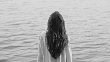 Suya bakan yalnız kadın, tükenmeyi, depresyonu, orta yaş krizini, duygusal yorgunluğu ve monokromda iç yalnızlığı sembolize ediyor..