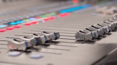 Faders, konsolu karıştırma, kontrol panelini kapatma üzerine dinleniyor. Stüdyo Arkaplanı, Ses Teknolojisi.