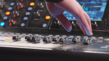 Ses Mühendislerinin Elleri Faders 'ı, Karıştırma Konsolunu, Müzisyen Remixi Kullanarak Kapatın. Stüdyo Karıştırma, Ses Denetimi, Modern Müzik Yapımı.