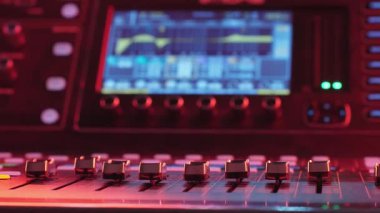 Ön plandaki Konsol Üreticilerini Karıştırma Kapalı, Arkaplanda Bulanık Ekran, Müzik Üretim Teknolojisi Kopyalama Boşluğu