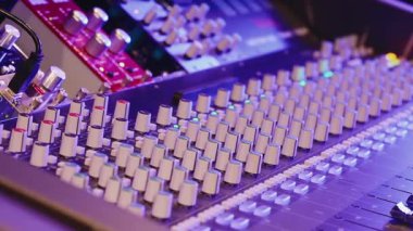Stüdyo Karıştırma Konsolu Sayısız Düğme ve Kaydıracı gösterir. Ses Ekipmanı, Müzik Yapımı, Kayıt Teknolojisi, Yaratıcı Endüstri.