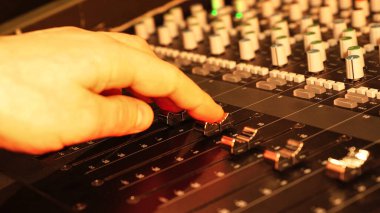 El Kontrolü Fader, Ses Mühendisi Ses Seviyelerini Ayarlar. Radyo Yayın, Stüdyo Yapım, Canlı Ses Mühendisliği.