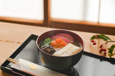 Japonya 'da yeni yılın ilk üç günü bir kase pirinç keki çorbası (Ozoni) yendi.