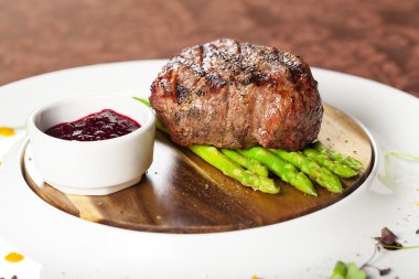 biftek, kuşkonmaz ile