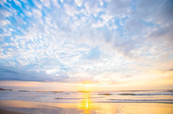 Deniz sabah kızdırma, gündoğumu gökyüzü