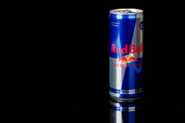 Londra, Birleşik Krallık, 14 Ekim 2020: - Bir kutu Redbull Enerji İçeceği siyah arka planda izole edildi