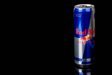 Londra, Birleşik Krallık, 14 Ekim 2020: - Bir kutu Redbull Enerji İçeceği siyah arka planda izole edildi
