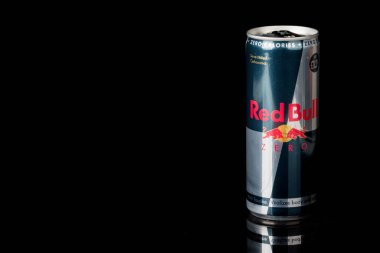 Londra, Birleşik Krallık, 14 Ekim 2020: - Bir kutu RedBull Sıfır Kalori Enerji İçeceği siyah arka planda izole edildi