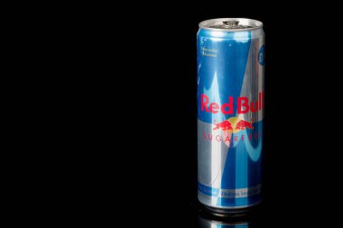 Londra, Birleşik Krallık, 14 Ekim 2020: - Siyah arka planda izole edilmiş bir kutu Redbull Şekersiz Enerji İçeceği