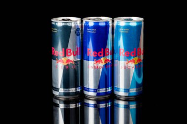 Londra, Birleşik Krallık, 14 Ekim 2020: - Siyah arka planda izole edilmiş Redbull, şekersiz & sıfır kalori enerji içeceği