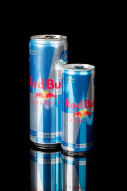 Londra, Birleşik Krallık, 14 Ekim 2020: - Büyük & Küçük Kırmızı Boğa Şekersiz Enerji İçeceği Siyah arka planda izole edildi