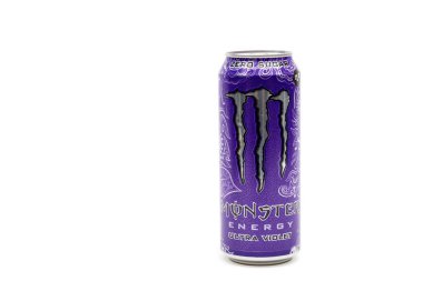 Londra, Birleşik Krallık, 14 Ekim 2020: - Beyaz arka planda izole edilmiş bir Monster Ultra Violet Enerji İçeceği