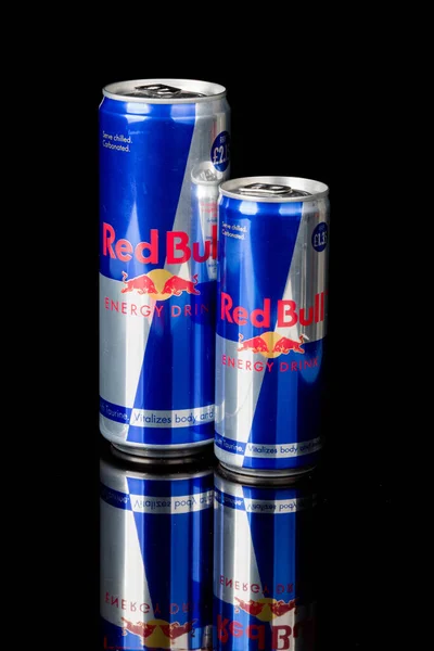 London Жовтня 2020 Cans Big Small Red Bull Energy Drinks — стокове фото