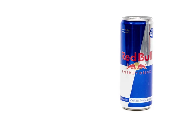 Londra, Birleşik Krallık, 14 Ekim 2020: - Beyaz arka planda izole edilmiş bir kutu Red Bull Enerji İçeceği
