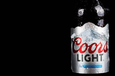 Sandhurst, Birleşik Krallık, 18 Mart 2021: - Siyah arka planda bir şişe Coors Light iso