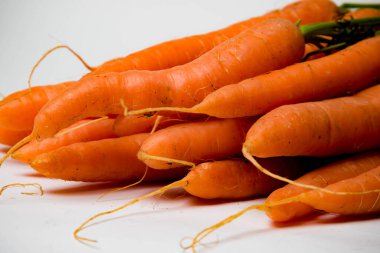 Üstü kapalı havuç sürüsü, beyaz arka planda izole edilmiş.