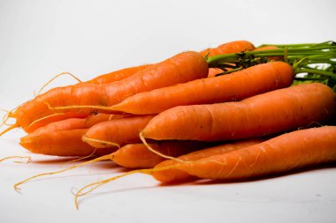 Üstü kapalı havuç sürüsü, beyaz arka planda izole edilmiş.