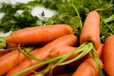 Üstü kapalı havuç sürüsü, beyaz arka planda izole edilmiş.