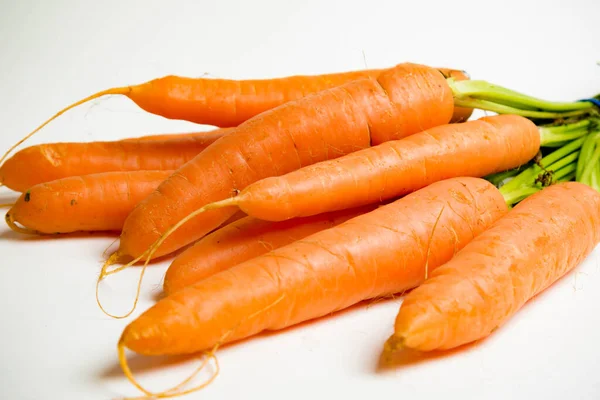 Üstü kapalı havuç sürüsü, beyaz arka planda izole edilmiş.