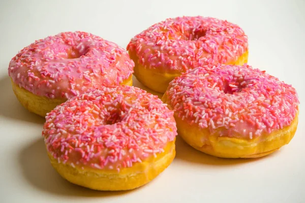 Vier Iced Ring Donuts Een Witte Achtergrond — Stockfoto