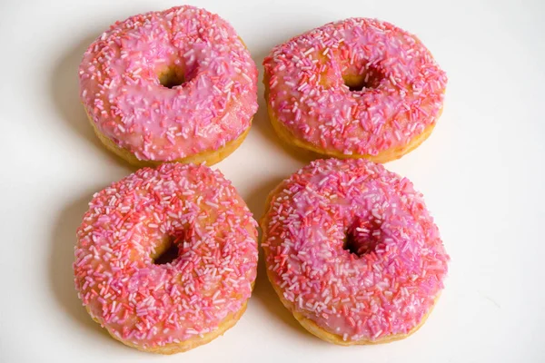 Vier Iced Ring Donuts Een Witte Achtergrond — Stockfoto