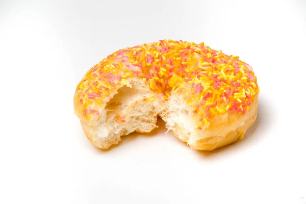 Een Ijsring Donut Een Witte Achtergrond Met Een Beet Genomen — Stockfoto