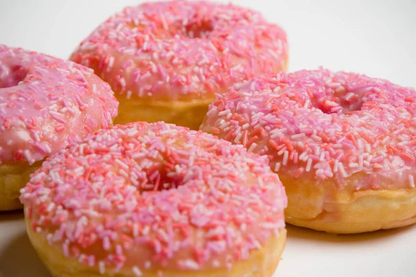 Vier Iced Ring Donuts Een Witte Achtergrond — Stockfoto