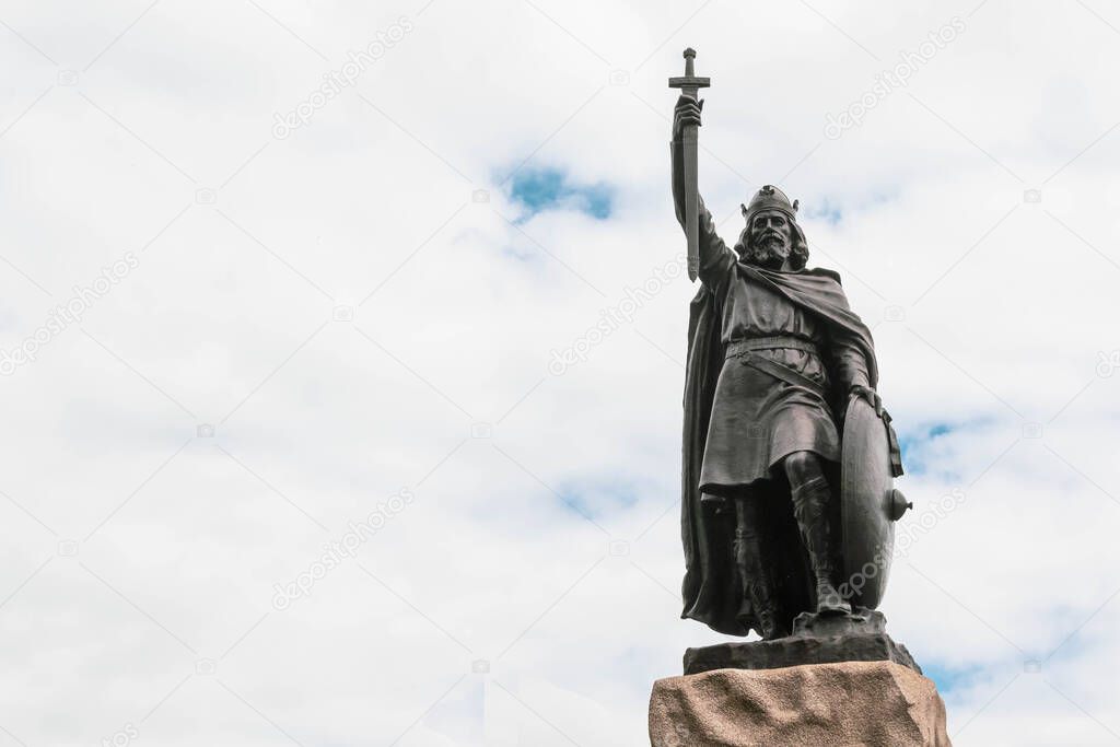 Winchester, Reino Unido, 10 de agosto de 2021 Una estatua del rey Alfredo el Grande, rey de