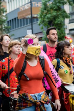 Londra, Birleşik Krallık, 21 Ağustos 2021: - Bir Samba grubu Londra 'daki bir protesto sırasında Soykırım İsyanı protestocularına katıldı
