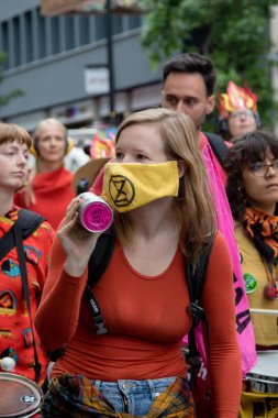 Londra, Birleşik Krallık, 21 Ağustos 2021: - Bir Samba grubu Londra 'daki bir protesto sırasında Soykırım İsyanı protestocularına katıldı