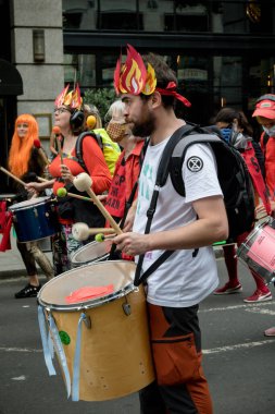 Londra, Birleşik Krallık, 21 Ağustos 2021: - Bir Samba grubu Londra 'daki bir protesto sırasında Soykırım İsyanı protestocularına katıldı