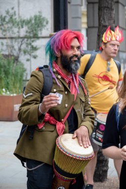 Londra, Birleşik Krallık, 21 Ağustos 2021: - Bir Samba grubu Londra 'daki bir protesto sırasında Soykırım İsyanı protestocularına katıldı