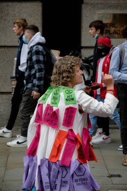 Londra, Birleşik Krallık, 21 Ağustos 2021: Londra 'daki bir protesto sırasında Soyu Tükenme İsyanı protestocuları yolu kapattılar