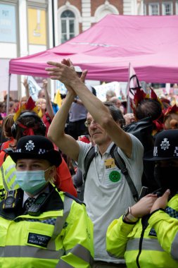 Londra, Birleşik Krallık, 21 Ağustos 2021: Londra 'nın merkezinde düzenlenen bir protesto sırasında polis hatlarının gerisindeki Soykırım İsyanı protestocuları