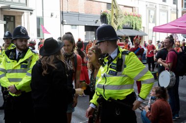 Londra, Birleşik Krallık, 21 Ağustos 2021 - Londra 'nın merkezinde düzenlenen bir protestoda Soyu Tükenme İsyanı üyeleri polis hatları aracılığıyla konuştular