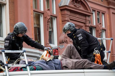 Londra, Birleşik Krallık, 21 Ağustos 2021 Londra şehir merkezindeki bir minibüs çatısından çıkarılan Soykırım İsyanı protestocusu tutuklandı
