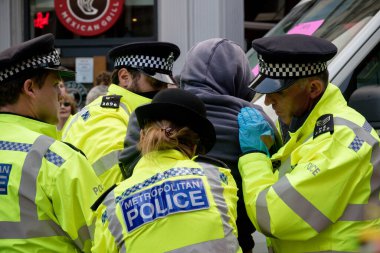 Londra, Birleşik Krallık, 21 Ağustos 2021 Londra şehir merkezindeki bir minibüs çatısından çıkarılan Soykırım İsyanı protestocusu tutuklandı