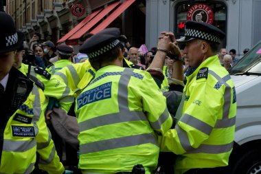 Londra, Birleşik Krallık, 21 Ağustos 2021 Londra şehir merkezindeki bir minibüs çatısından çıkarılan Soykırım İsyanı protestocusu tutuklandı
