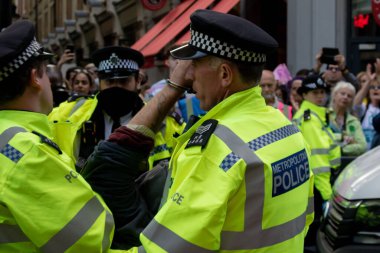 Londra, Birleşik Krallık, 21 Ağustos 2021 Londra şehir merkezindeki bir minibüs çatısından çıkarılan Soykırım İsyanı protestocusu tutuklandı