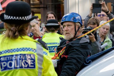 Londra, Birleşik Krallık, 21 Ağustos 2021 Londra şehir merkezindeki bir minibüs çatısından çıkarılan Soykırım İsyanı protestocusu tutuklandı