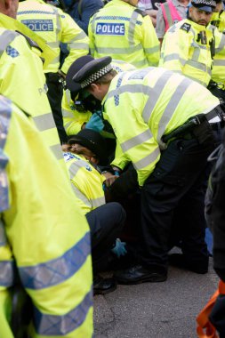 Londra, Birleşik Krallık, 21 Ağustos 2021 Londra şehir merkezindeki bir minibüs çatısından çıkarılan Soykırım İsyanı protestocusu tutuklandı