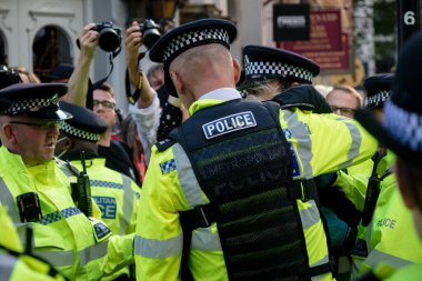 Londra, Birleşik Krallık, 21 Ağustos 2021 Londra şehir merkezindeki bir minibüs çatısından çıkarılan Soykırım İsyanı protestocusu tutuklandı