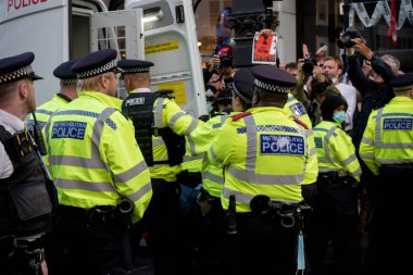 Londra, Birleşik Krallık, 21 Ağustos 2021 Londra şehir merkezindeki bir minibüs çatısından çıkarılan Soykırım İsyanı protestocusu tutuklandı