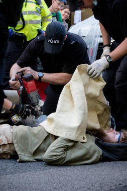 Londra, Birleşik Krallık, 21 Ağustos 2021: Londra 'nın merkezindeki metal bir boru hattından Yok Olma İsyanı protestocularını çıkarmak için kesme ekipmanı kullanıldı