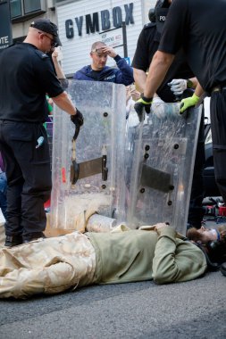Londra, Birleşik Krallık, 21 Ağustos 2021: Londra 'nın merkezindeki metal bir boru hattından Yok Olma İsyanı protestocularını çıkarmak için kesme ekipmanı kullanıldı