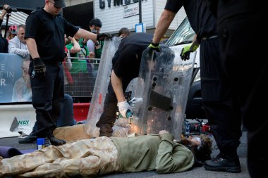 Londra, Birleşik Krallık, 21 Ağustos 2021: Londra 'nın merkezindeki metal bir boru hattından Yok Olma İsyanı protestocularını çıkarmak için kesme ekipmanı kullanıldı