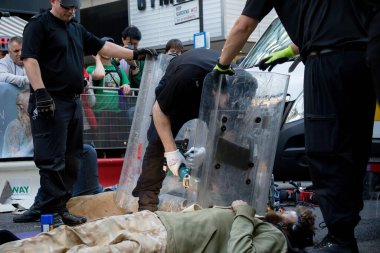 Londra, Birleşik Krallık, 21 Ağustos 2021: Londra 'nın merkezindeki metal bir boru hattından Yok Olma İsyanı protestocularını çıkarmak için kesme ekipmanı kullanıldı